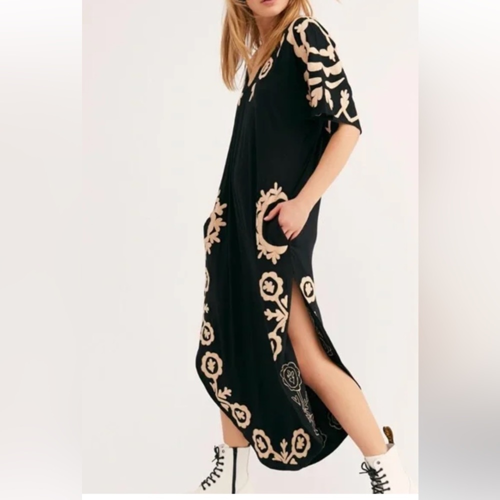 Chic Black and Cream Floral Maxi Dress